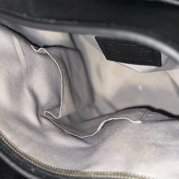 Coach Black Leather Shoulder Bag with Timeless Design - Picture 10 of 16